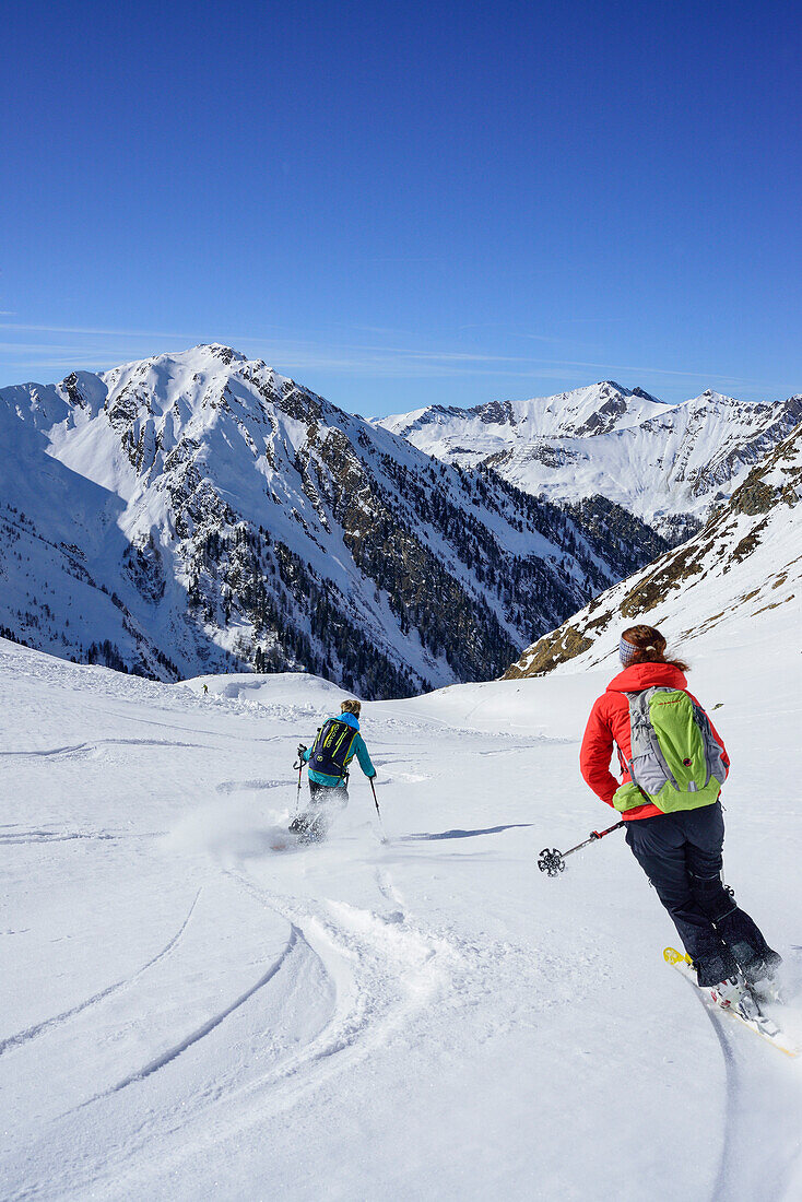 Zwei Personen auf Skitour fahren von Frauenwand ab, Frauenwand, Schmirntal, Zillertaler Alpen, Tirol, Österreich
