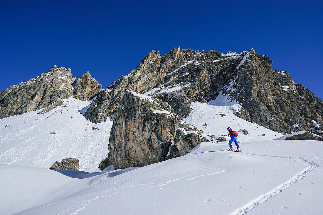 Frau auf Skitour steigt zum Col Sautron auf, Col Sautron, Valle Maira, Cottische Alpen, Piemont, Italien