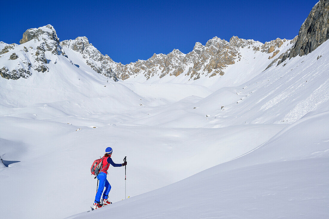 Frau auf Skitour steigt zum Col Sautron auf, Monte Sautron im Hintergrund, Col Sautron, Valle Maira, Cottische Alpen, Piemont, Italien