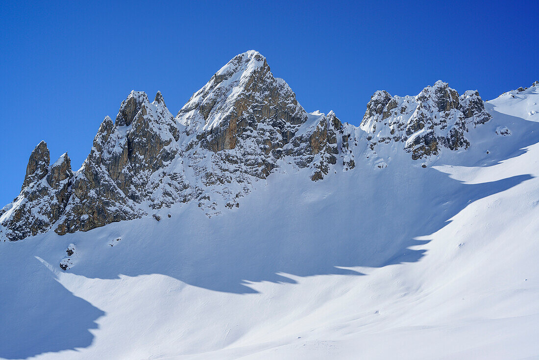 Verschneite Felstürme im Vallonasso di Sautron, Valle Maira, Cottische Alpen, Piemont, Italien