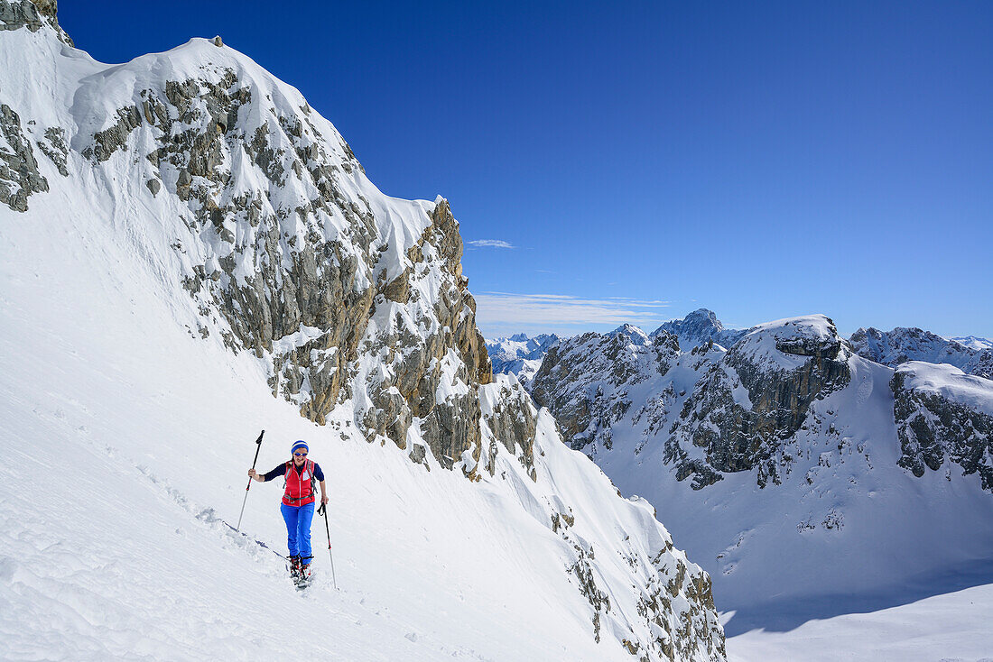 Frau auf Skitour steigt zur La Forcellina auf, Col Sautron, Valle Maira, Cottische Alpen, Piemont, Italien