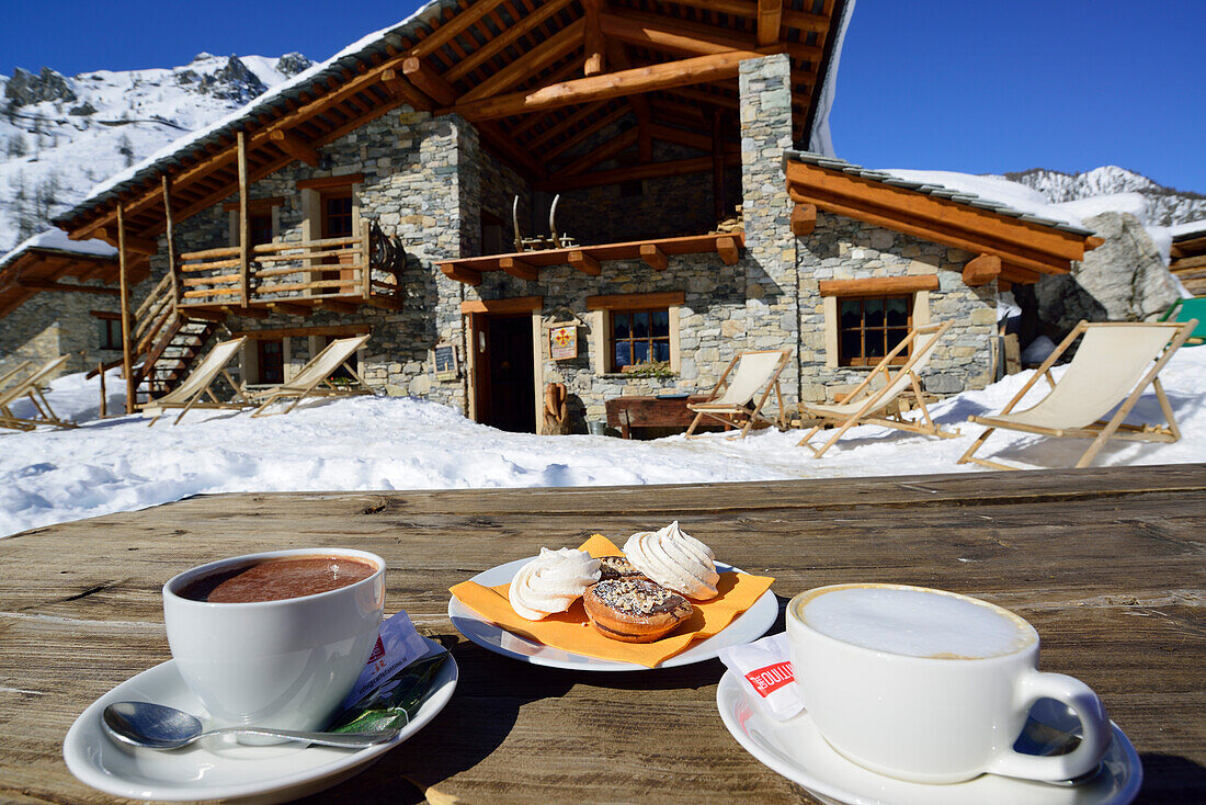 Heiße Schokolade, Cappuccino und Süßigkeiten am Rifugio Viviere, Viviere, Valle Maira, Cottische Alpen, Piemont, Italien