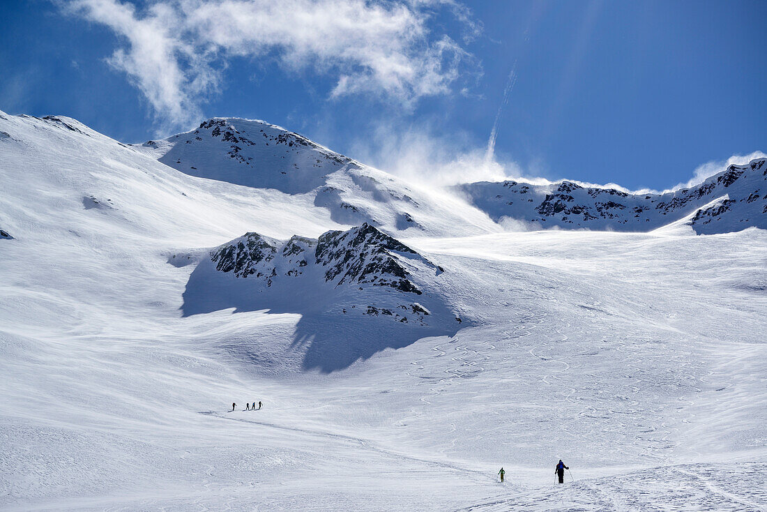 Mehrere Personen auf Skitour steigen zum Monte Faraut auf, Monte Faraut, Valle Varaita, Cottische Alpen, Piemont, Italien