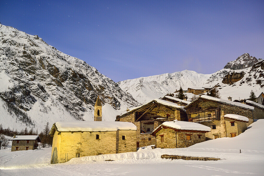 Verschneite Ortschaft St. Anna bei Nacht, Valle Varaita, Cottische Alpen, Piemont, Italien