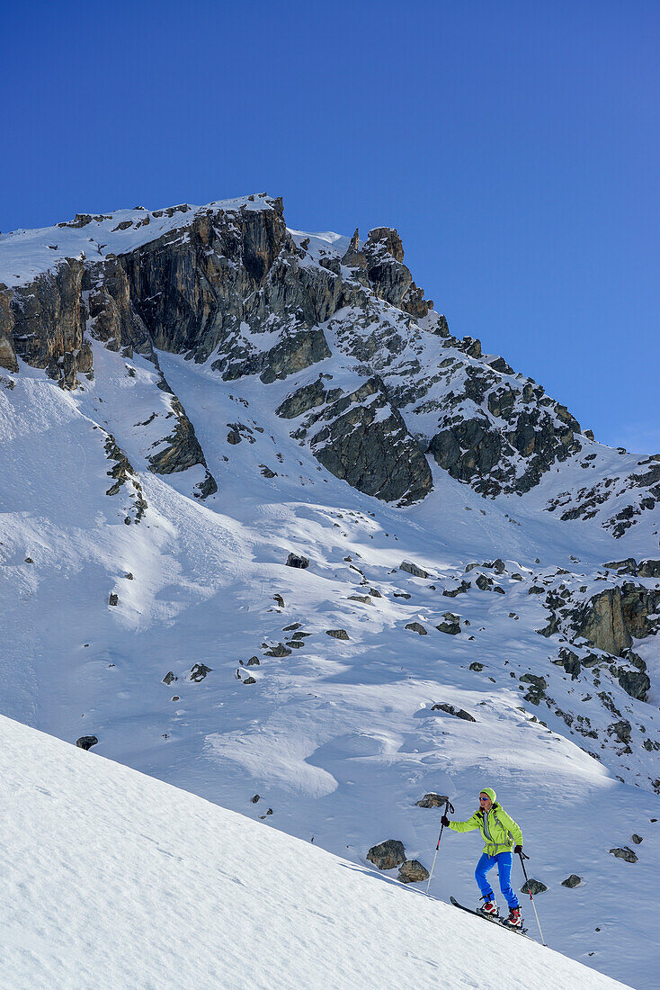 Frau auf Skitour steigt zum Monte Salza auf, Monte Salza, Valle Varaita, Cottische Alpen, Piemont, Italien