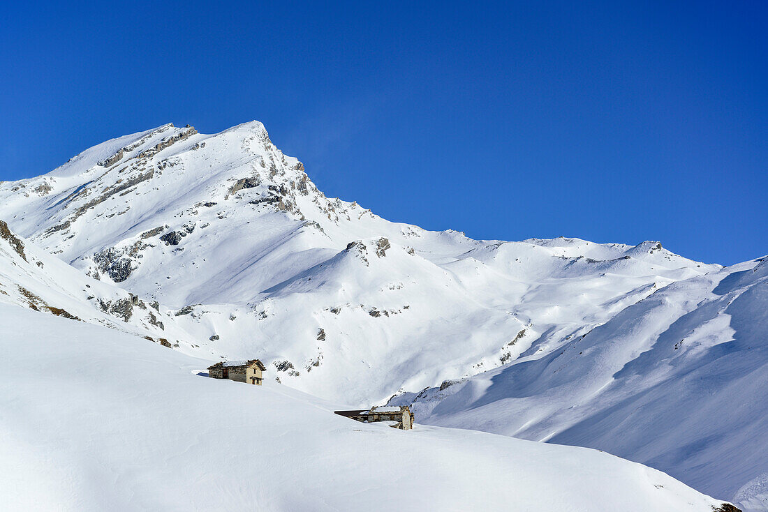 Verschneite Almhütten vor Monte Salza, Monte Salza, Valle Varaita, Cottische Alpen, Piemont, Italien