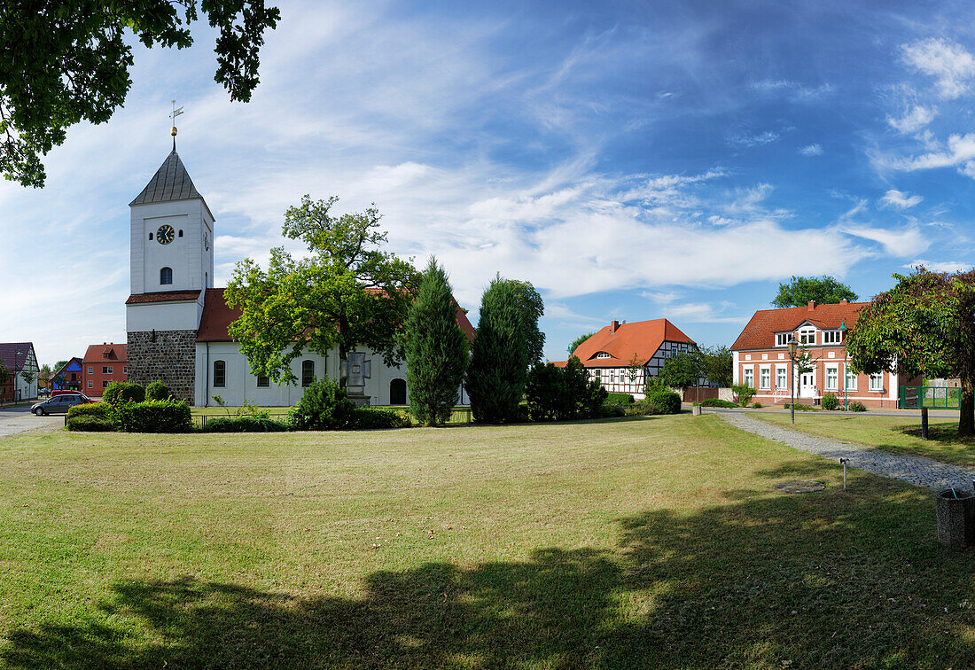 Marktplatz und Kirche in Rhinow, Land Brandenburg, Deutschland