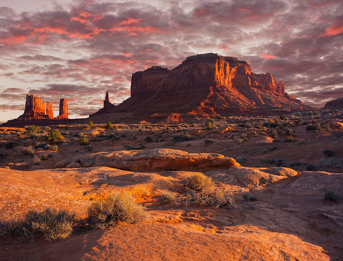 Stagecoach, Brighams Tomb, Monument Valley, Navajo Tribal Park, Utah, USA