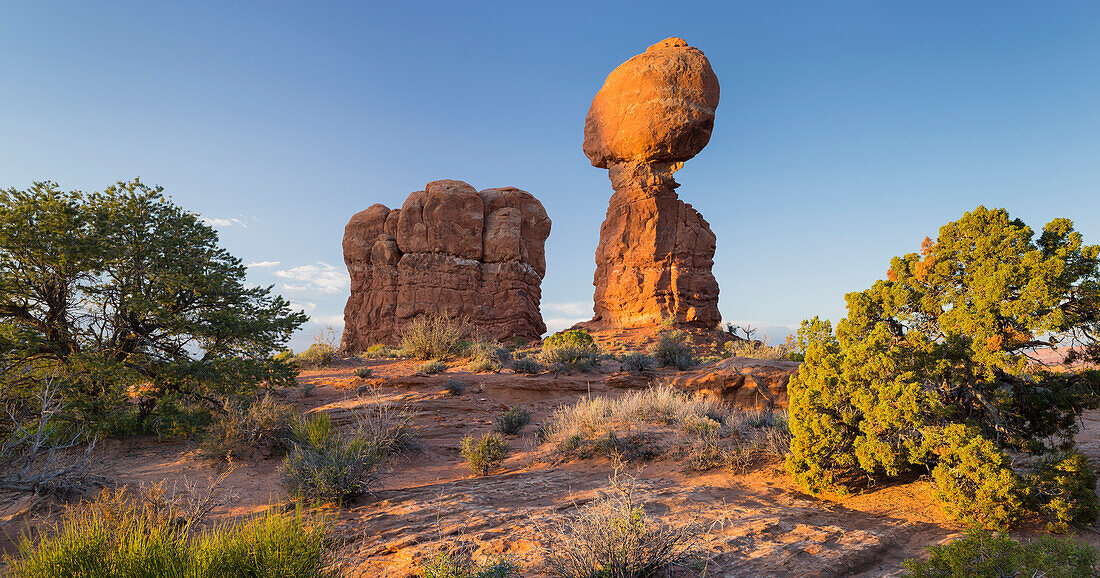 Balanced Rock, Elephant Butte, Arches National Park, Moab, Utah, USA