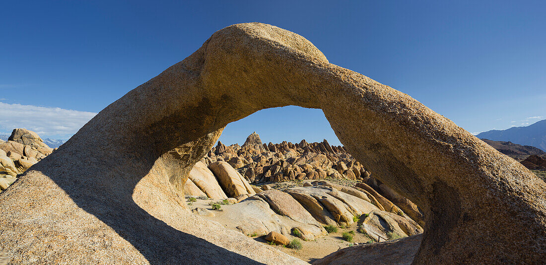 Mobius Arch, Alabama Hills, nahe Lone Pine, Sierra Nevada, Kalifornien, USA