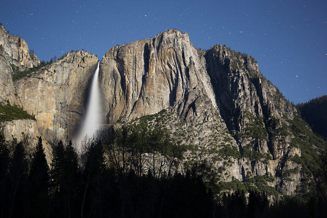 Upper Yosemmite Falls im Mondlicht, Yosemite National Park, Kalifornien, USA