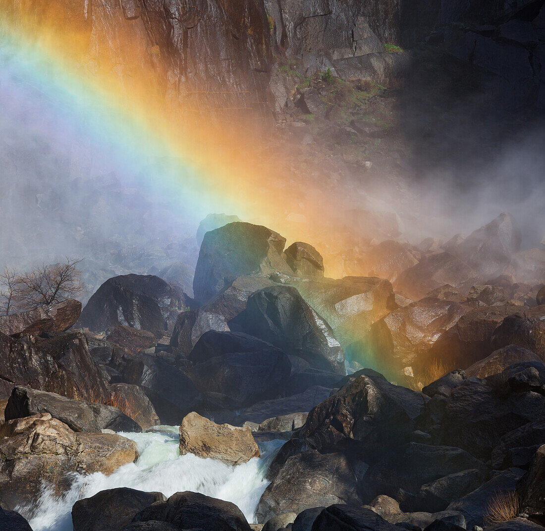 Lower Yosemite Falls, Yosemite Creek, Rainbow, Yosemite National Park, California, USA