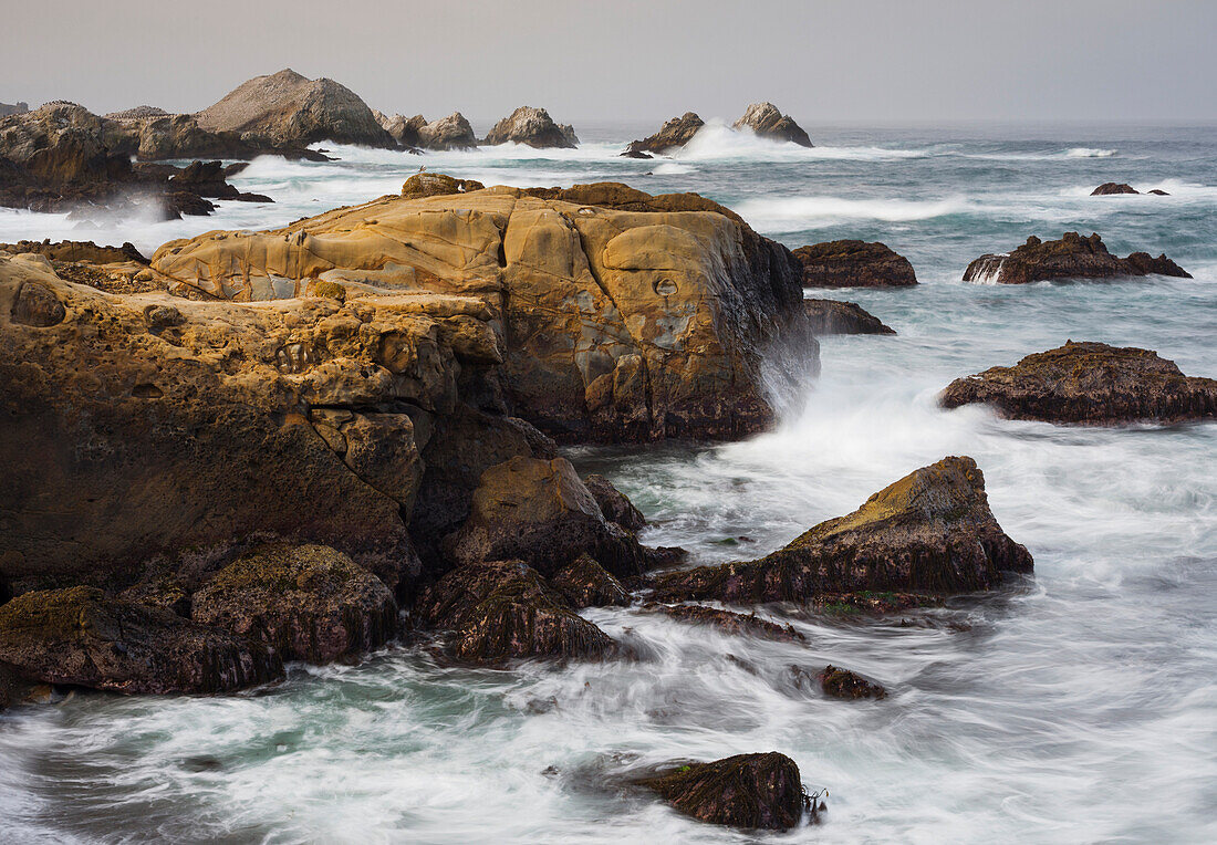 Felsküste bei Point Lobos State Natural Reserve, Carmel by the Sea, Kalifornien, USA