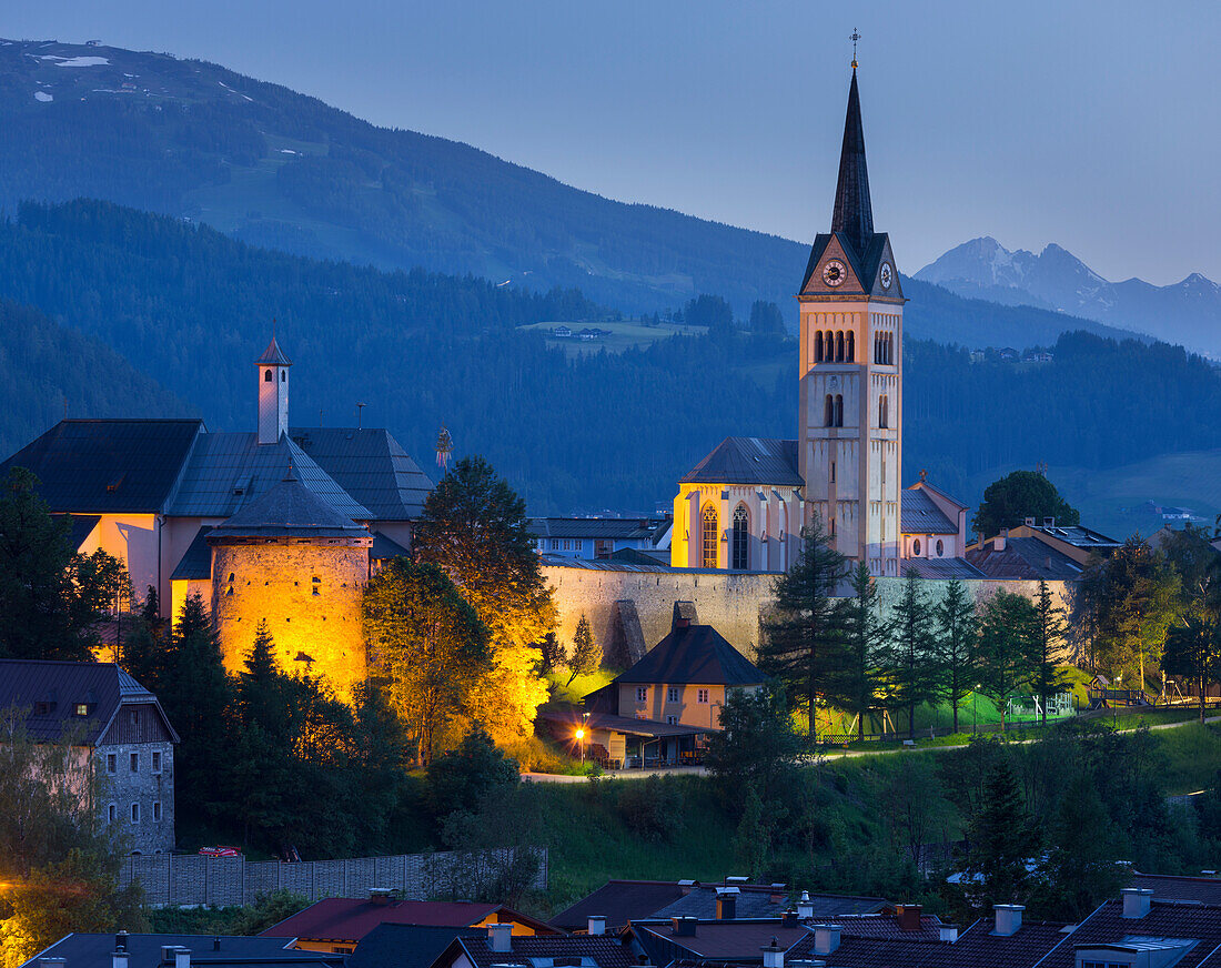 Kirche in Radstadt in der Abenddämmerung, Ennstal, Niedere Tauern, Salzburg, Österreich