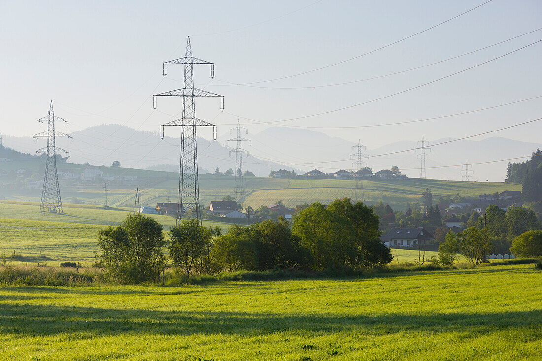 Hochspannungsleitungen nahe Judenburg, Steiermark, Österreich