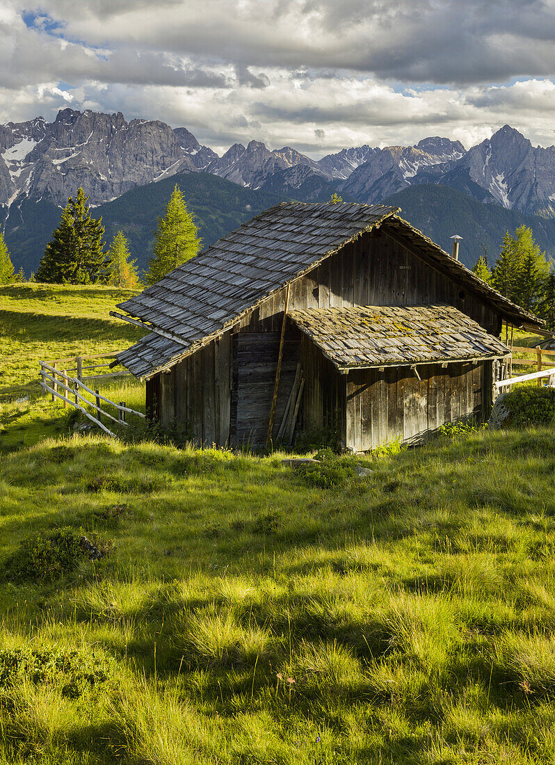 Holzhütte auf der Winkleralm, Lienzer Dolomiten, Osttirol, Tirol, Österreich