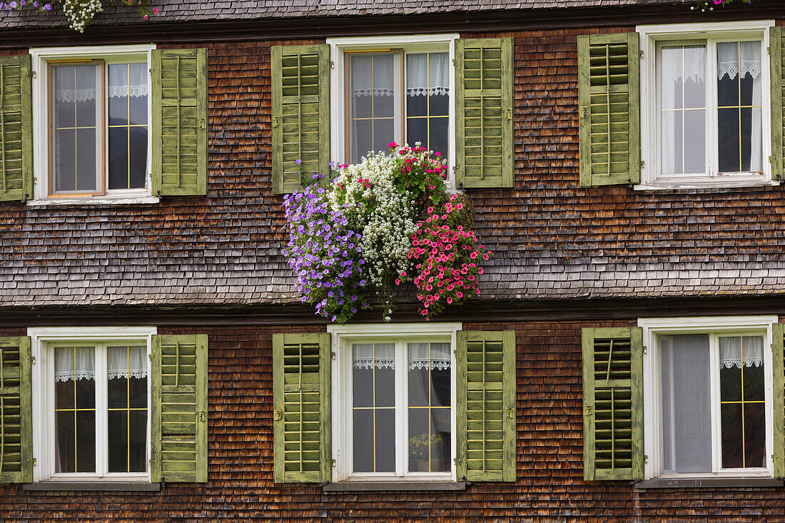 Holzschindeln, Fassade, Fenster, Blumen, Lech, Vorarlberg, Österreich