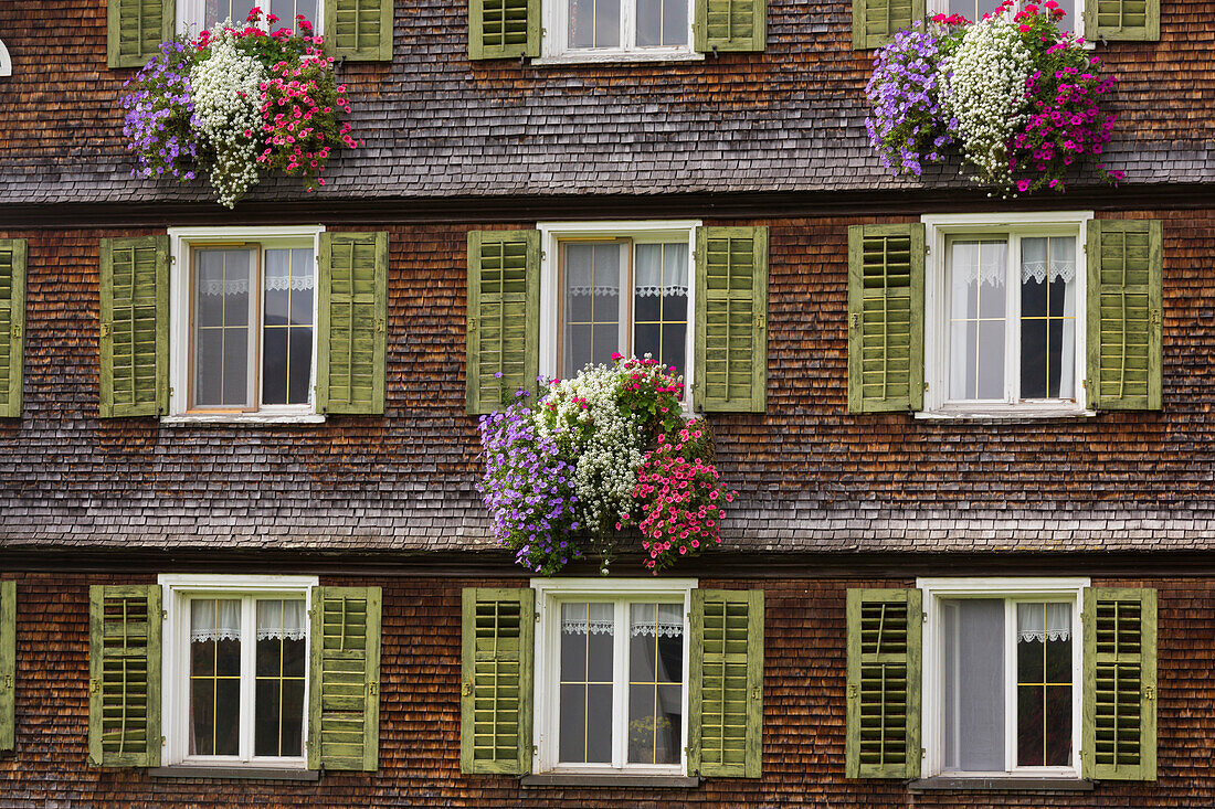 Holzschindeln, Fassade, Fenster, Blumen, Lech, Vorarlberg, Österreich