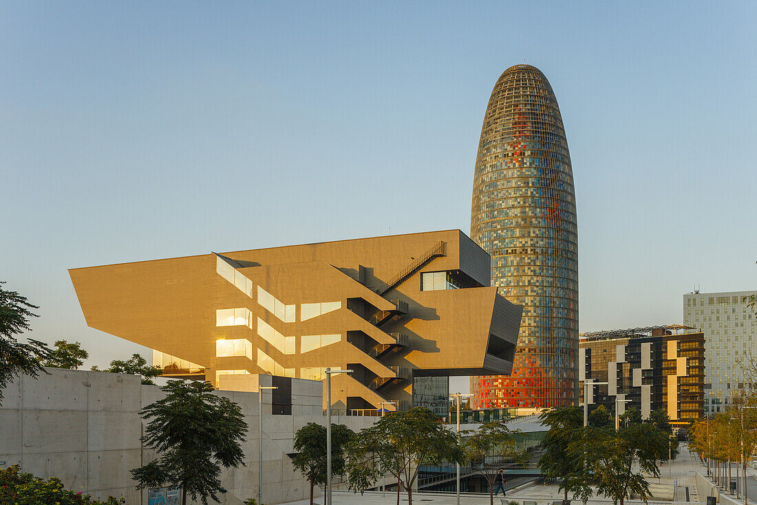 Museu del Disseny de Barcelona, Designmuseum, MBM architects, Torre Agbar, Architekt Jean Nouvel, moderne Architektur, LED-Beleuchtung, Wahrzeichen, Distrikt 22@, Barcelona, Katalonien, Spanien, Europa