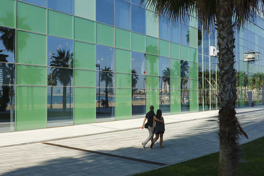 couple, seaside promenade at Barcelona W Hotel, reflection, Barceloneta quarter, Barcelona, Barcelona, Catalunya, Catalonia, Spain