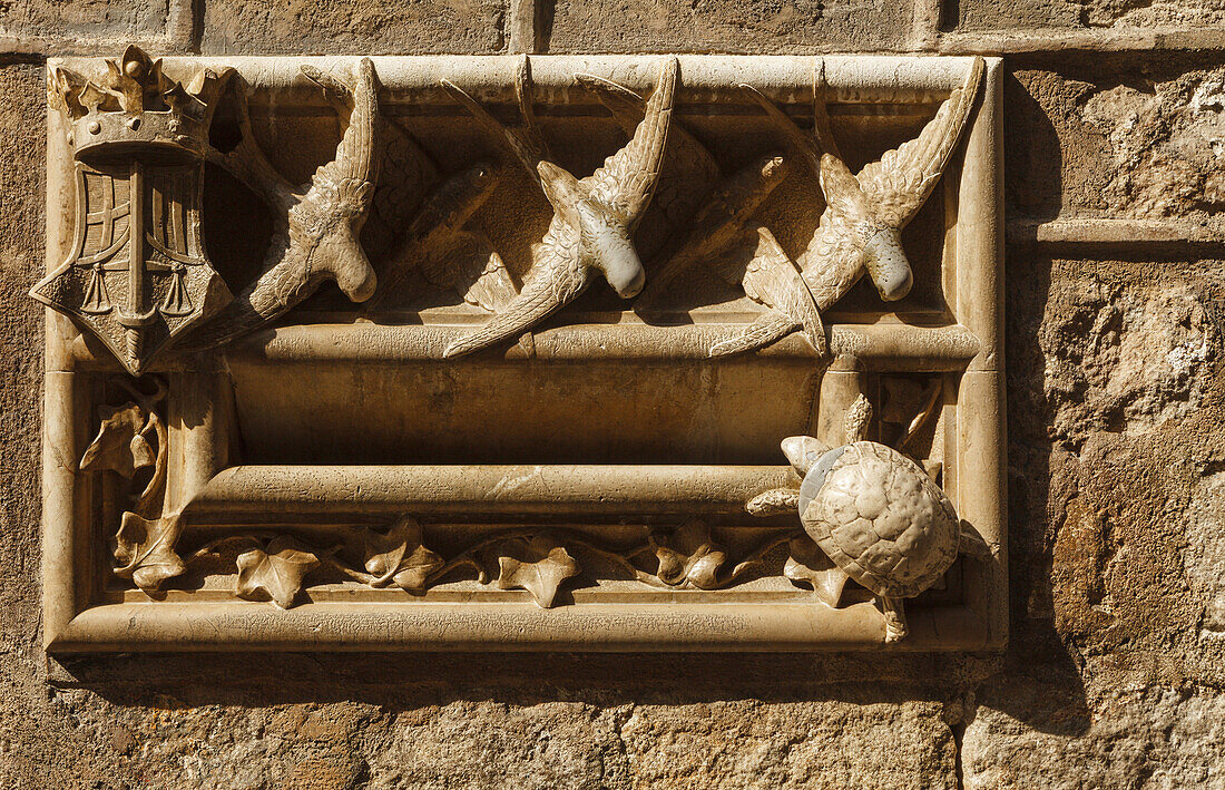 letterbox with swallows and tutle by architect Domenech i Montaner, Modernisme, modernism, Art Nouveau, Casa de L´Ardiaca, 15./16. Jhd., city district Barri Gotic, gothic quarter, Ciutat Vella, old town, Barcelona, Catalunya, Catalonia, Spain, Europe