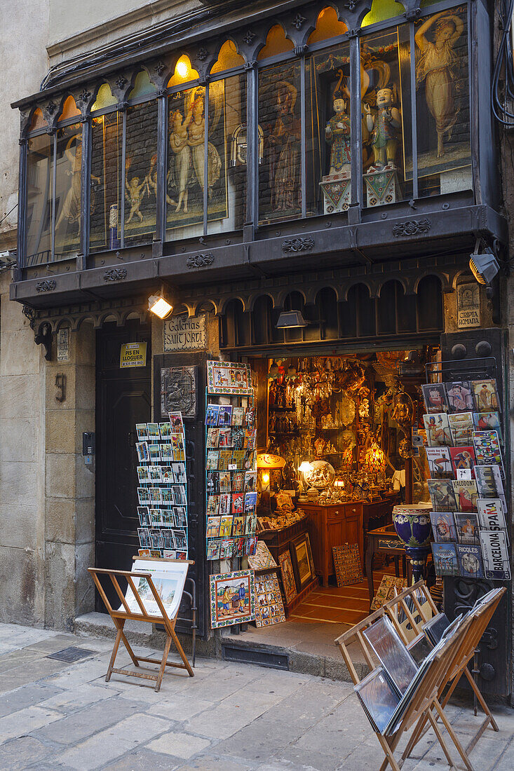 antiques shop, Placa del Rei, Barri Gotic, gothic quarter, Ciutat Vella, old town, Barcelona, Catalunya, Catalonia, Spain