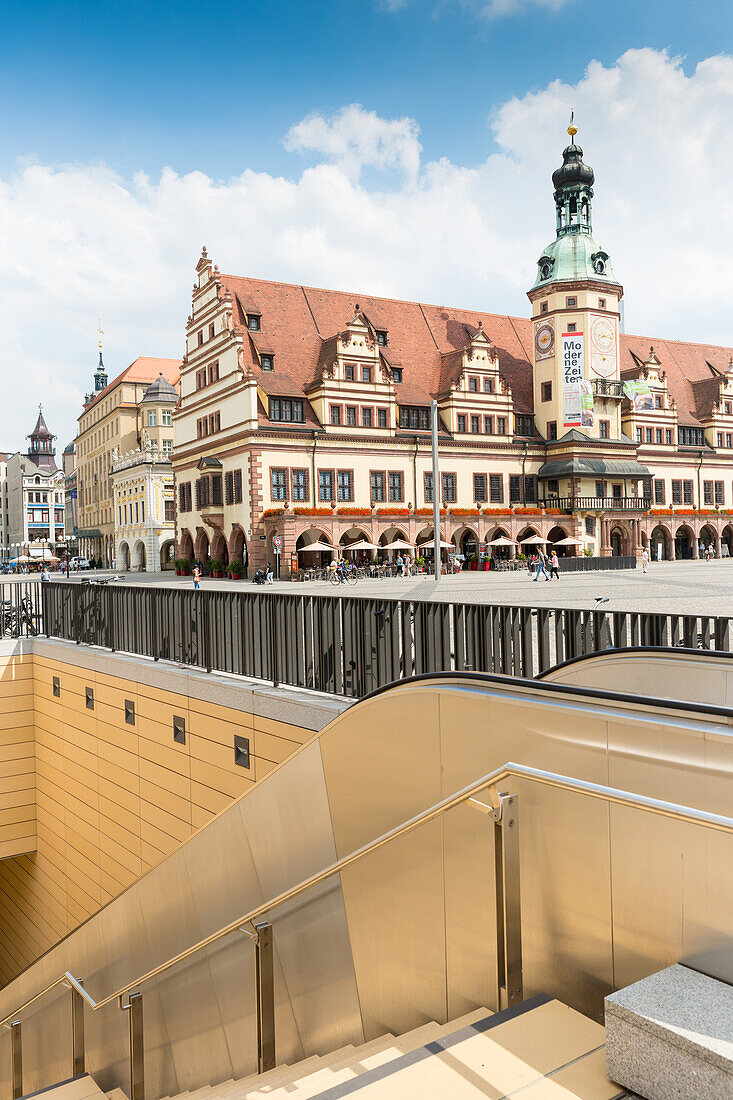 Altes Rathaus am Markt, S-Bahn-Station im Vordergrund, Leipzig, Sachsen, Deutschland