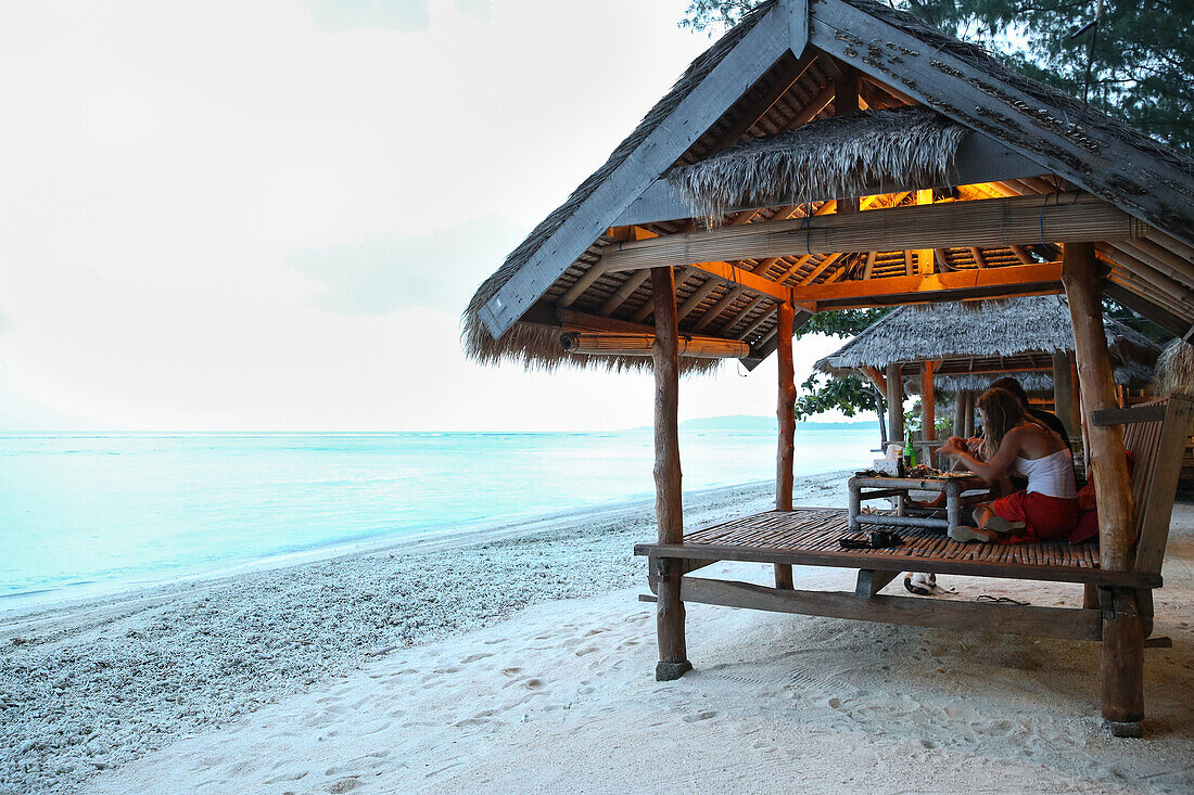Gäste in einem Strandbale, Restaurant Pongkor, Gili Air, Lombok, Indonesien