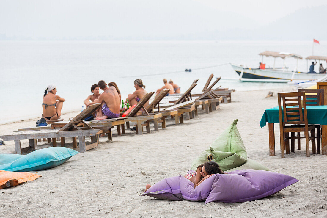 Touristen am Strand, Gili Air, Lombok, Indonesien