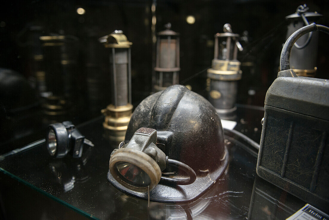 Ausstellungs Vitrine typischer Utensilien der Bergleute, Besucher Bergwerk Tiefer Stollen, Aalen, Ostalbkreis, Schwäbische Alb, Baden-Württemberg, Deutschland