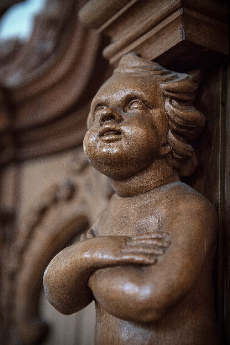 Holzschnitzerei Skulptur eines Engels im Inneren der Gnadenkapelle, Kloster Beuron, Naturpark Oberes Donautal, Landkreis Sigmaringen, Schwäbische Alb, Baden-Württemberg, Deutschland