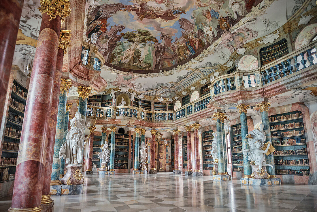 prächtige Bibliothek mit Säulen, Skulpturen und Decken Fresken, Kloster Wiblingen, Ulm an der Donau, Oberschwäbische Barockstraße, Schwäbische Alb, Baden-Württemberg, Deutschland