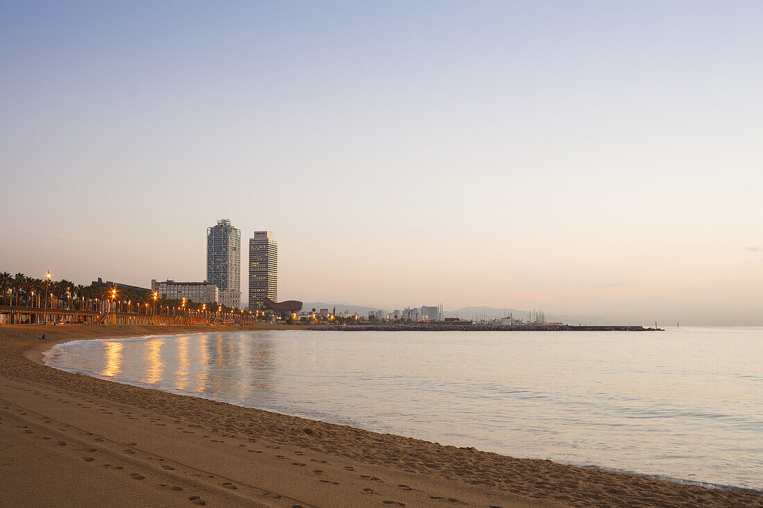 Platja de Barceloneta, Strand von Barceloneta, Arts Hotel und Torre Mapfre, Skulptur von Frank O. Gehry,  Vila Olimpica, Barceloneta, Barcelona, Katalonien, Spain, Europe