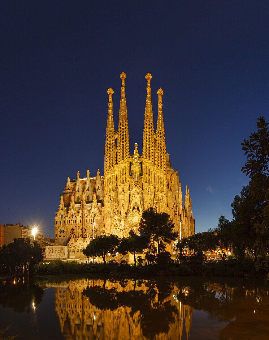 La Sagrada Familia, church, cathedral, architect Antonio Gaudi, modernisme, Art Nouveau, city district Eixample, Barcelona, Catalunya, Catalonia, Spain, Europe