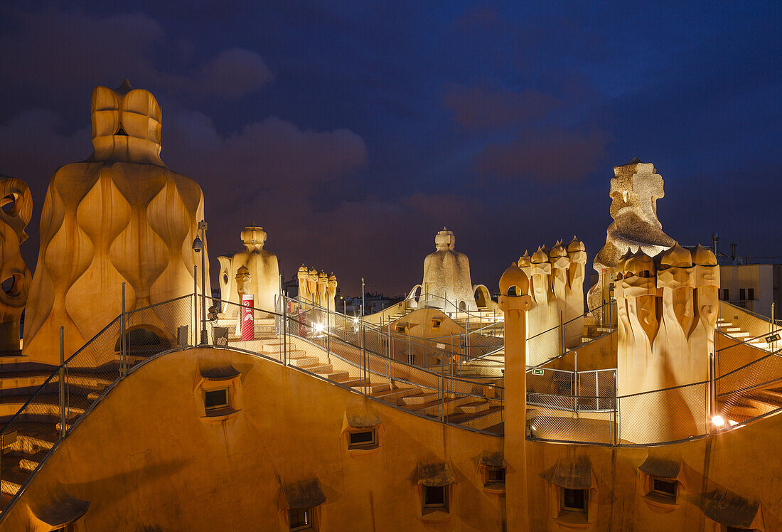 Casa Mila, La Pedrera, Dach, Kamine, Modernisme, Jugendstil, Architekt Antonio Gaudi, UNESCO Welterbe, Passeig de Gracia, Stadtviertel Eixample, Barcelona, Katalonien, Spanien, Europa