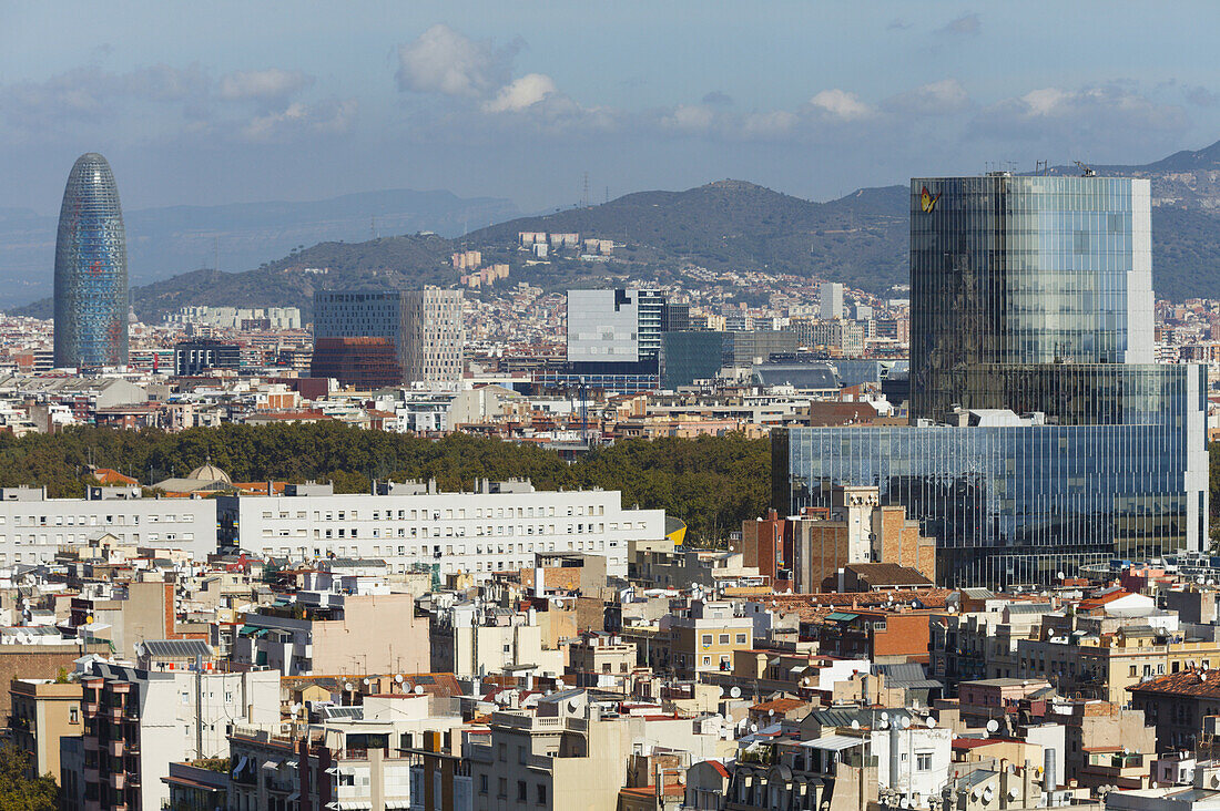 Blick über Barcelona Kathedrale, Torre Agbar, Architekt Jean Novel, 2004, Torre Mare Nostrum - Edifici Gas Natural (r.), architect Enric Miralles, 2005, Barcelona, Katalonien, Spanien, Europa