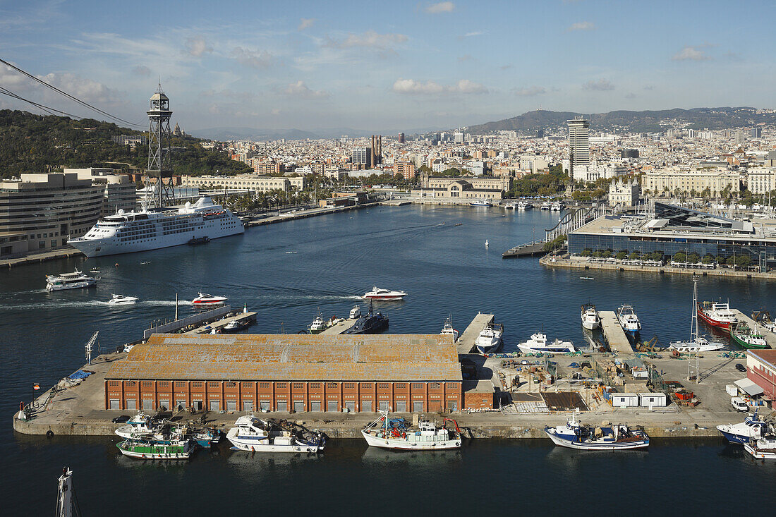 Blick über den Hafen und die Stadt, Fischerhafen, Kreuzfahrtschiff, Maremagnum Einkaufszentrum, Port Vell, Barcelona, Katalonien, Spanien, Europa