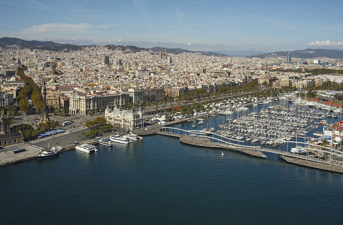Blick über den Hafen und die Stadt, La Rambla, Las Ramblas, Les Rambles, Rambla del Mar, Golondrinas, marina, Port Vell, Barcelona, Katalonien, Spanien, Europa