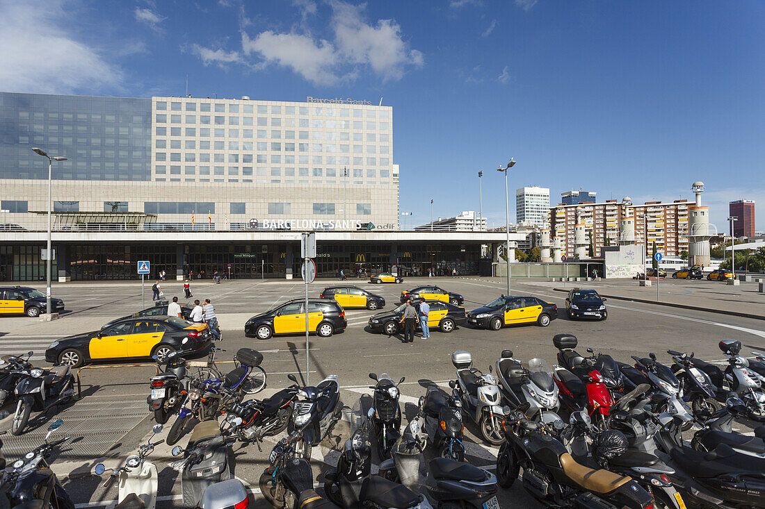 Estacio de Barcelona-Sants, railway station, taxis and motorcycles, Barcelona, Catalunya, Catalonia, Spain, Europe