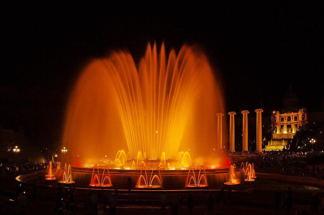 Font magica de Montjuic, Springbrunnen, Lichtspiele, gebaut von Carles Buigas zur Weltausstellung 1929, Palau Nacional, Museu Nacional d´Art de Catalunya, Barcelona, Katalonien, Spanien, Europa