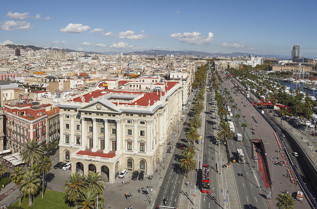 Bick über Passeig de Colom auf Barcelona mit Yachthafen, klassizistischers Gebäude des Gobierno Militar, Placa del Portal de la Pau, Barcelona, Katalonien, Spanien, Europa