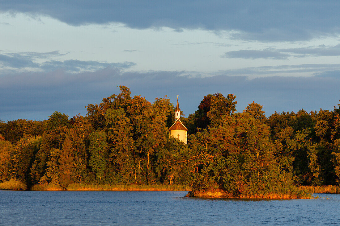 Staffelsee with chapel of St. Simpert on Woerth island, 19th. century, Jacob island in the foreground, Seehausen am Staffelssee, near Murnau, Blue Land, district Garmisch-Partenkirchen, Bavarian alpine foreland, Upper Bavaria, Bavaria, Germany, Europe