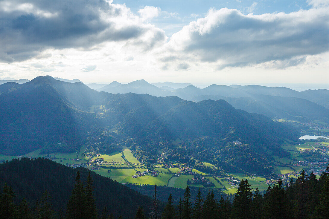 Hirschberg, Ringberg und Schloß Ringberg über dem Weißach-Tal bei Rottach-Egern, Tegernseer Berge, Mangfallgebirge,  Bayerische Alpen, Oberbayern, Bayern, Deutschland, Europa