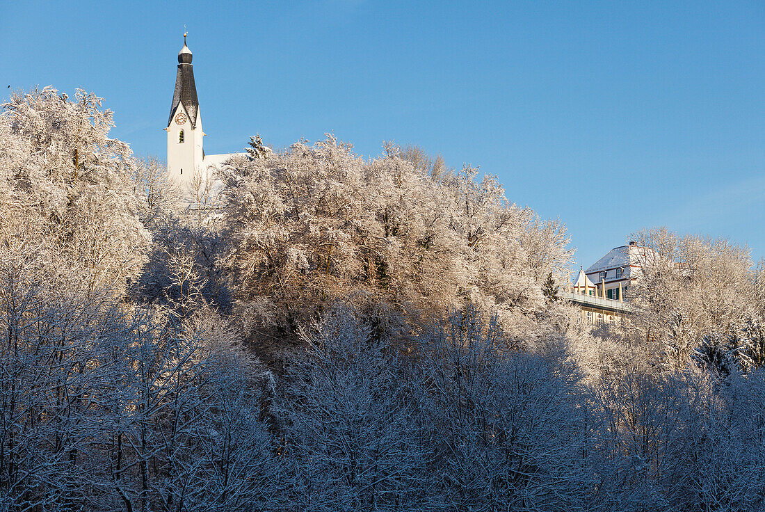 Pullach along the high bank of the Isar river valley and church in winter, Pullach im Isartal, south of Munich, Upper Bavaria, Bavaria, Germany, Europe