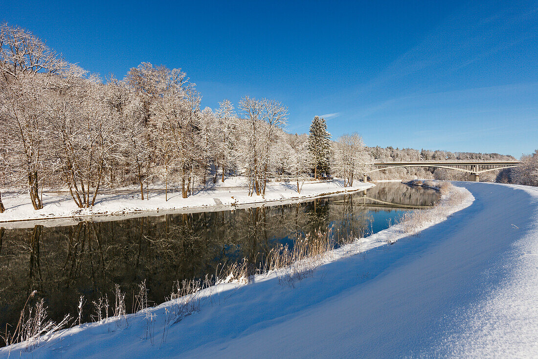 Isartal mit Grünwalder Brücke im Winter, Isarkanal, Fluß, Pullach im Isartal, Münchner Süden, bei München, Oberbayern, Bayern, Deutschland, Europa