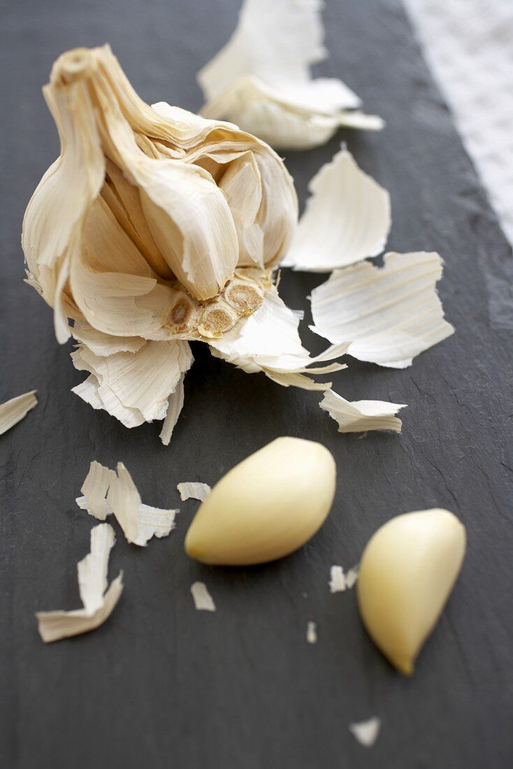 Peeled Garlic Cloves with Garlic Bulb