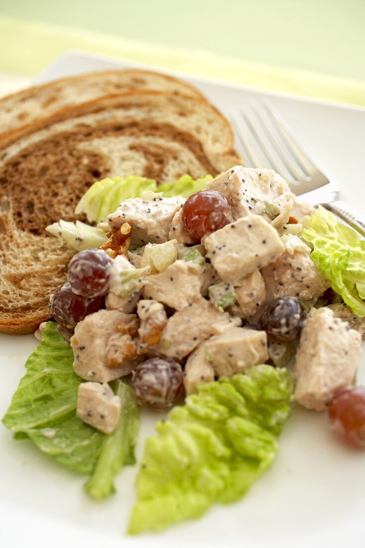 Hähnchensalat mit Trauben und Walnüssen, Roggenbrot