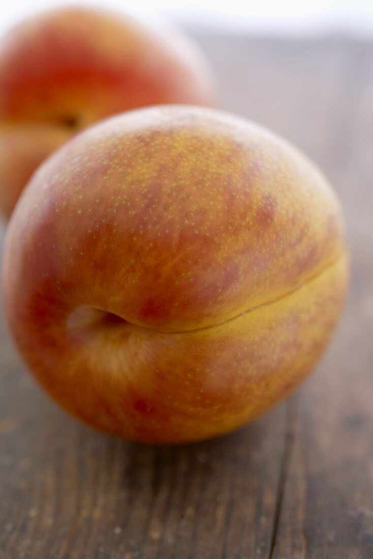 Zwei Pluots (Kreuzung Pflaume-Aprikose), Close Up