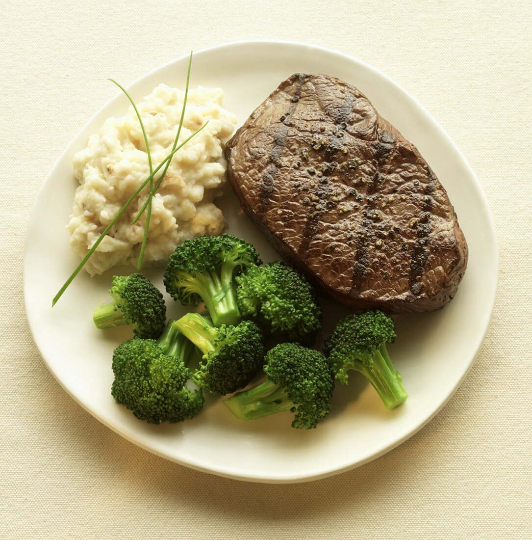 Gegrilltes Rindersteak mit Kartoffelpüree und Brokkoli