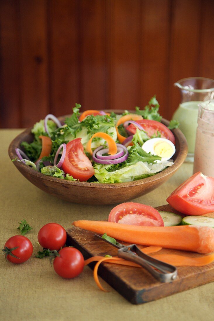 Gemischter Blattsalat mit Gemüse und Ei, umgeben von Zutaten